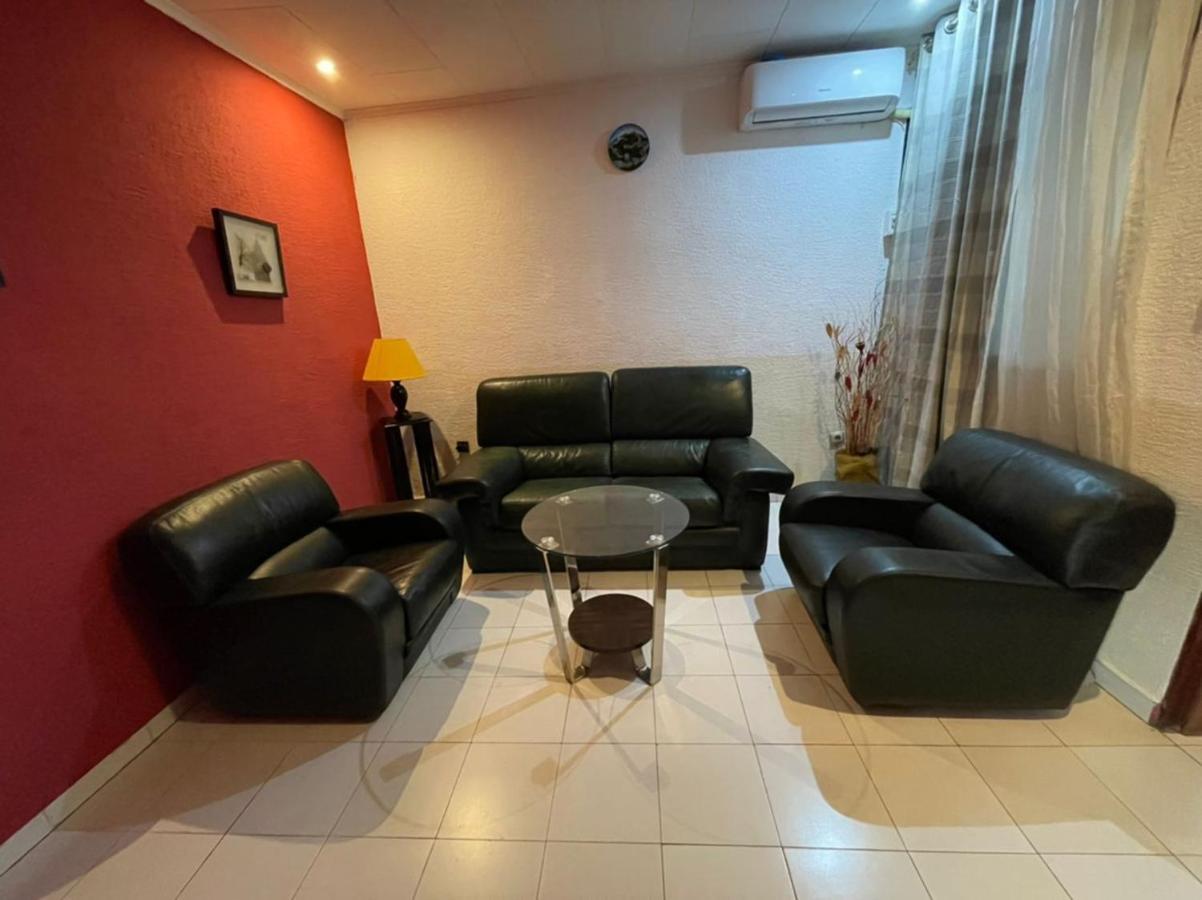 Homestay Studio Yaounde Luaran gambar